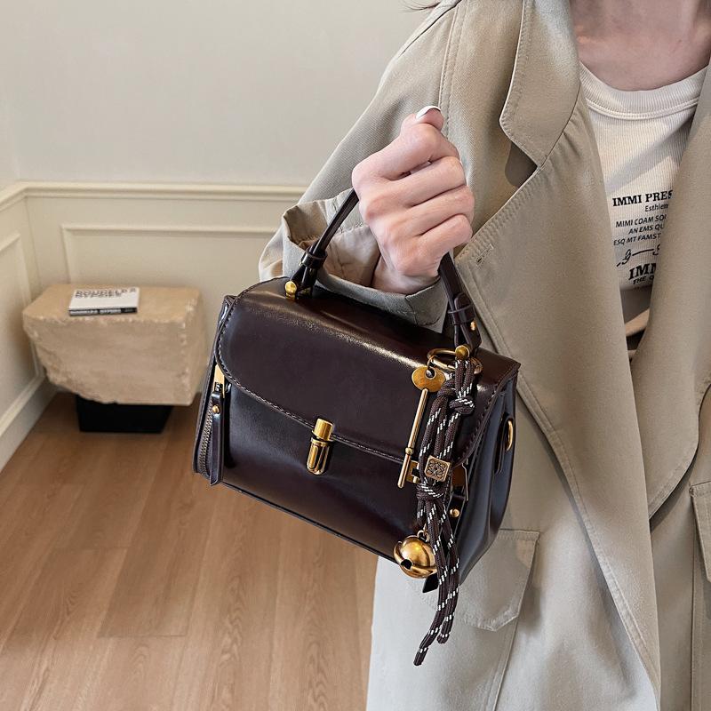 Retro Portable Small Square Bag Women's 2025 New Trendy Autumn and Winter Fashion Korean Niche Design Shoulder Messenger Bag