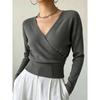Maglione da donna a maniche lunghe in maglia tinta unita, elegante, scollo a V incrociato, aderente in vita, valorizza la figura, minimalista, camicetta