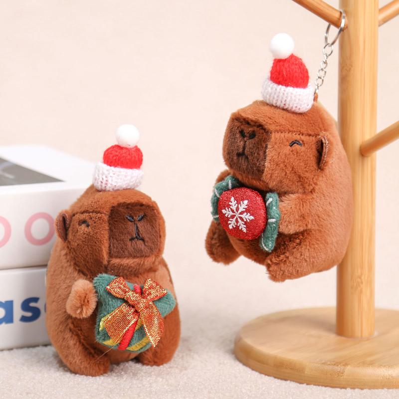 Precioso Colgante de Capibara Navideño Llavero de Peluche Lindo Suave Muñeco de Peluche Juguete Decoración Colgante para Mochila Regalo de Año