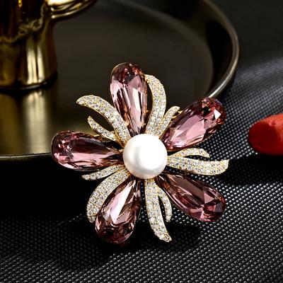 Women's Light Luxury Design Elegant Imitation Pearl Flower Brooch Fashionable And Versatile Niche Design Sense Brooch