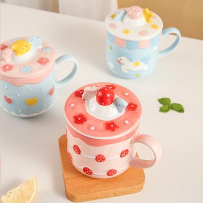 Tazza da caffè in ceramica da 400 ml Tazza da acqua alla fragola con coperchio e cucchiaio Tazza da tè alla fragola Bottiglia d'acqua Tazze in porcellana Tazze da caffè