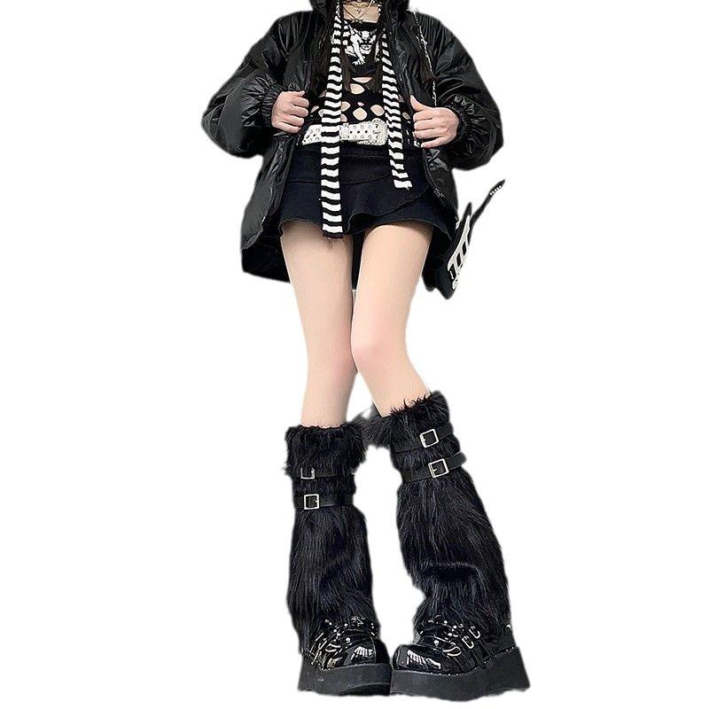 Różowe puszyste getry z imitacji futra z skórzaną klamrą i kółkami