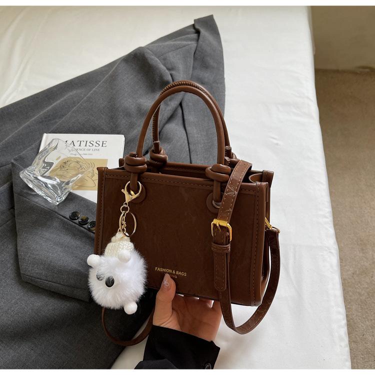 

This year s popular bag women s 2025 new versatile high-end handbag niche design one-shoulder crossbody bag темно-коричневого