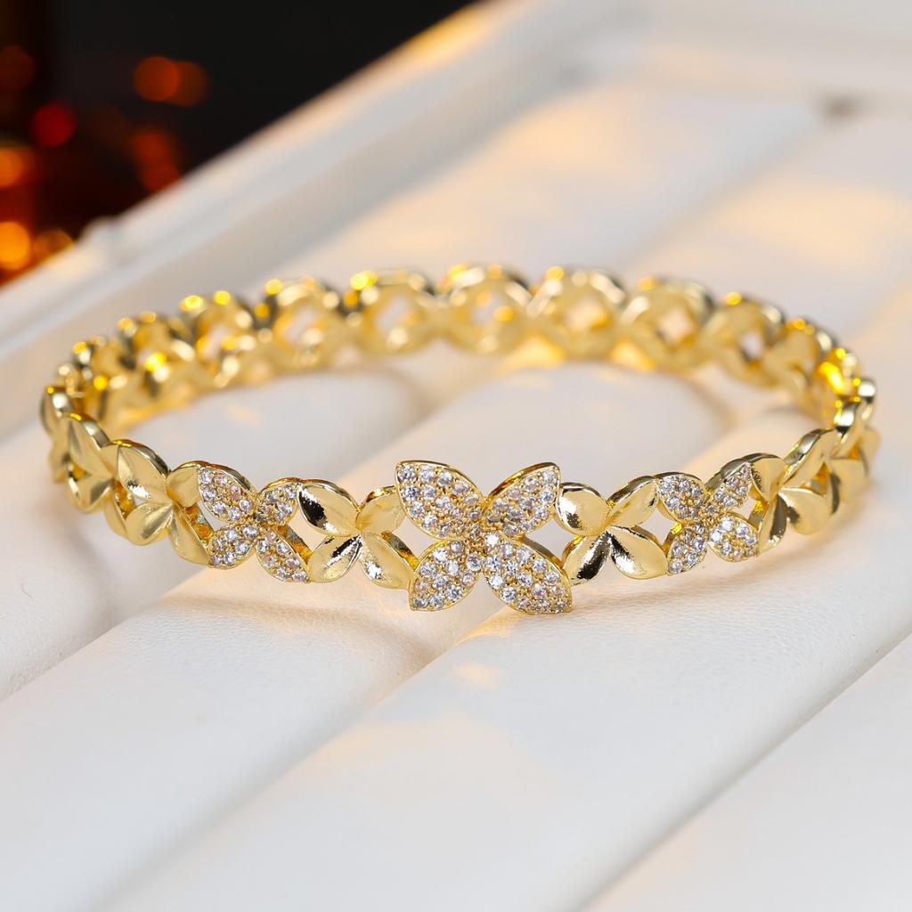 Light Luxury and Exquisite Zirconium Petal Bracelet, Fashionable, High-end, Temperament and Versatile Bracelet