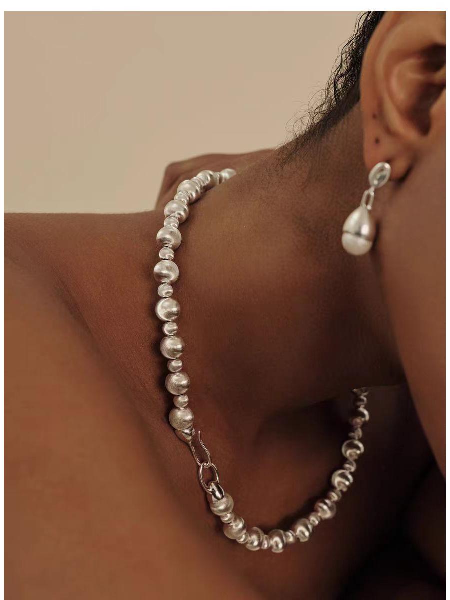 

2024 Серебряное Матовое Колье с Подвеской в Виде Шара и Резьбой