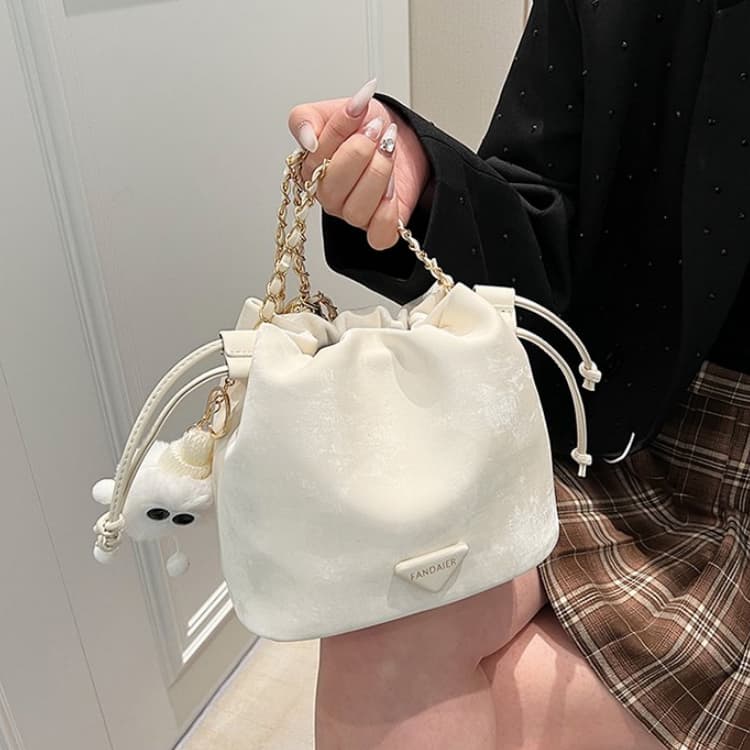 Glossy drawstring through leather chain bucket bag белый