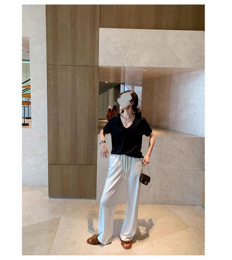 Women's Minimalist High-End White Short Sleeve T-shirt, Summer 2023