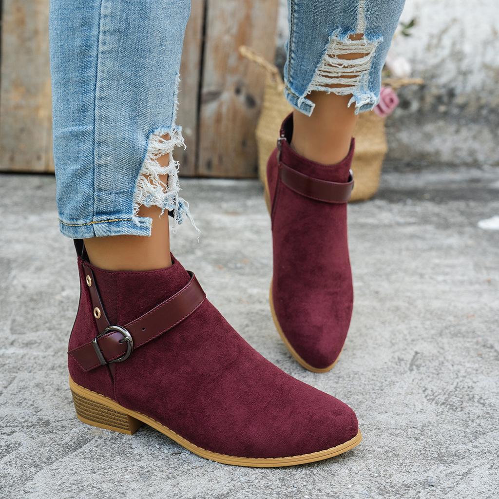 Plus Chelsea Boots mit spitzer Zehenpartie im englischen Stil für Damen. Gürtelschnalle und seitlicher Reißverschluss Kurze Stiefel für den Außenhandel.