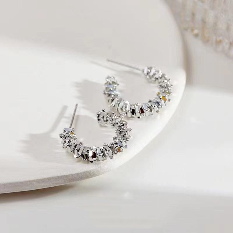 

Европейские и американские легкие роскошные преувеличенные металлические фрагментированные серебряные серьги в стиле ретро Женская мода Высококачественные интернет-красные серьги