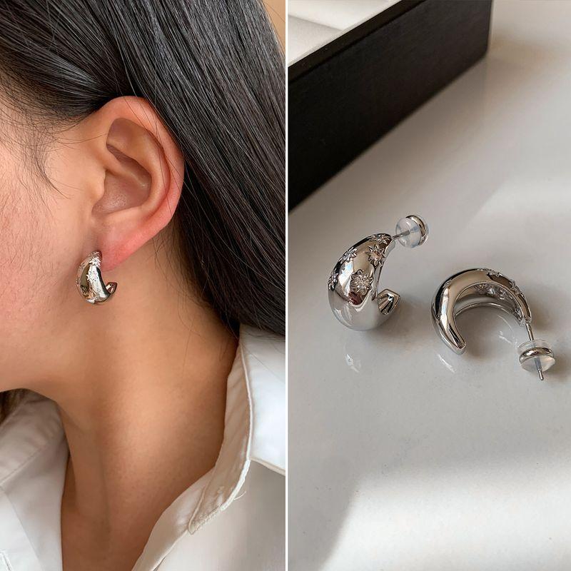 And American Metal Crescent Moon Diamond-Studded Earrings for Women, Spring and Summer Simple Versatile Niche Design, Light Luxury High-End Earrings