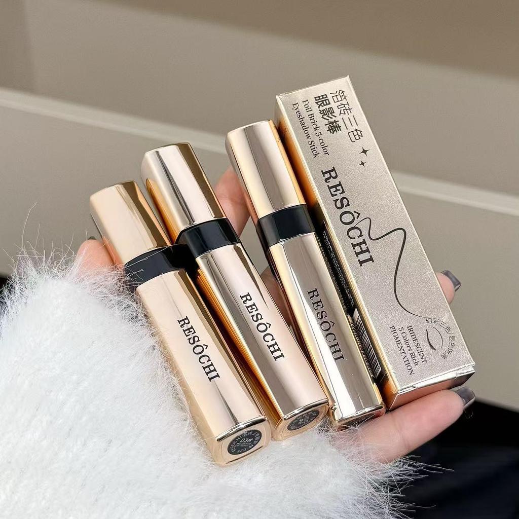 Tri-Color Pearlescent Foil Eyeshadow Stick: No-Fallout, Long-Lasting Glitter Eye Makeup with Easy One-Swipe Application and Gradient Effect.