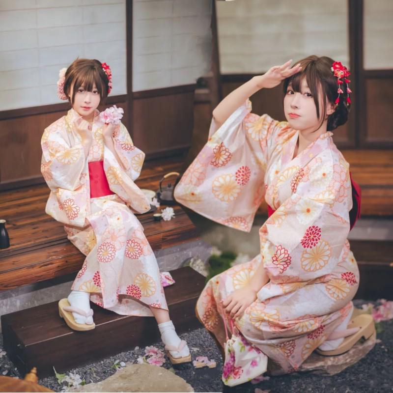 Dámské japonské kimono a yukata šaty pro formální fotografování