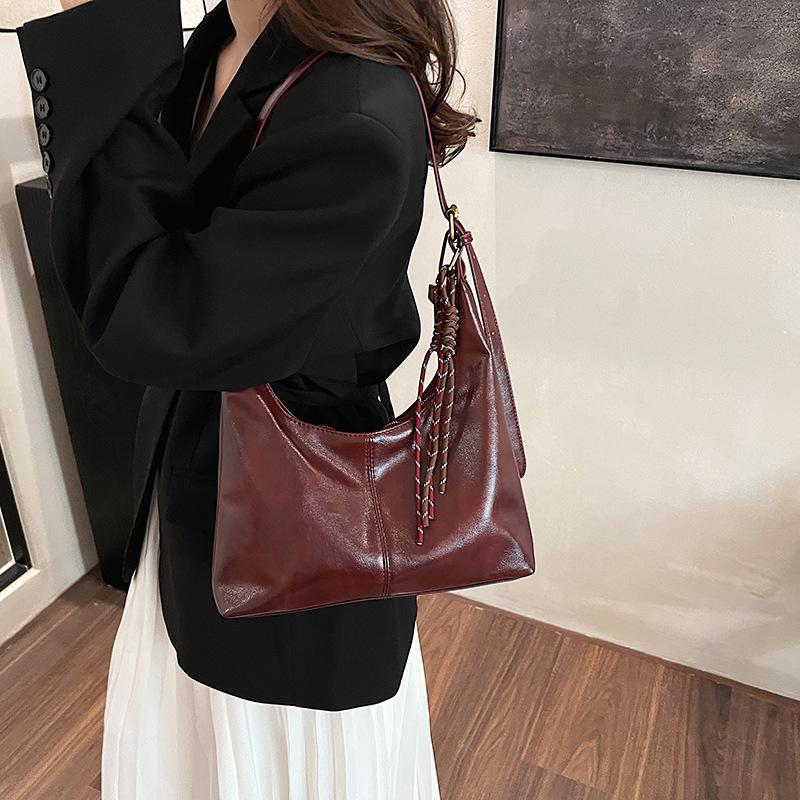 

Fashion large-capacity large bag women s 2025 autumn and winter new versatile Internet celebrity shoulder bag, high-end explosive messenger bag 30*9*29 красный