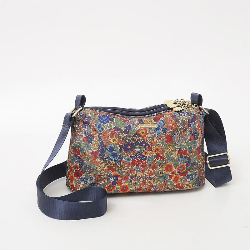 Wszechstronna i modna damska torba z kwiatowym nadrukiem, odpowiednia jako torba dla mamy. To tkanina Oxford, wodoodporna, na jedno ramię