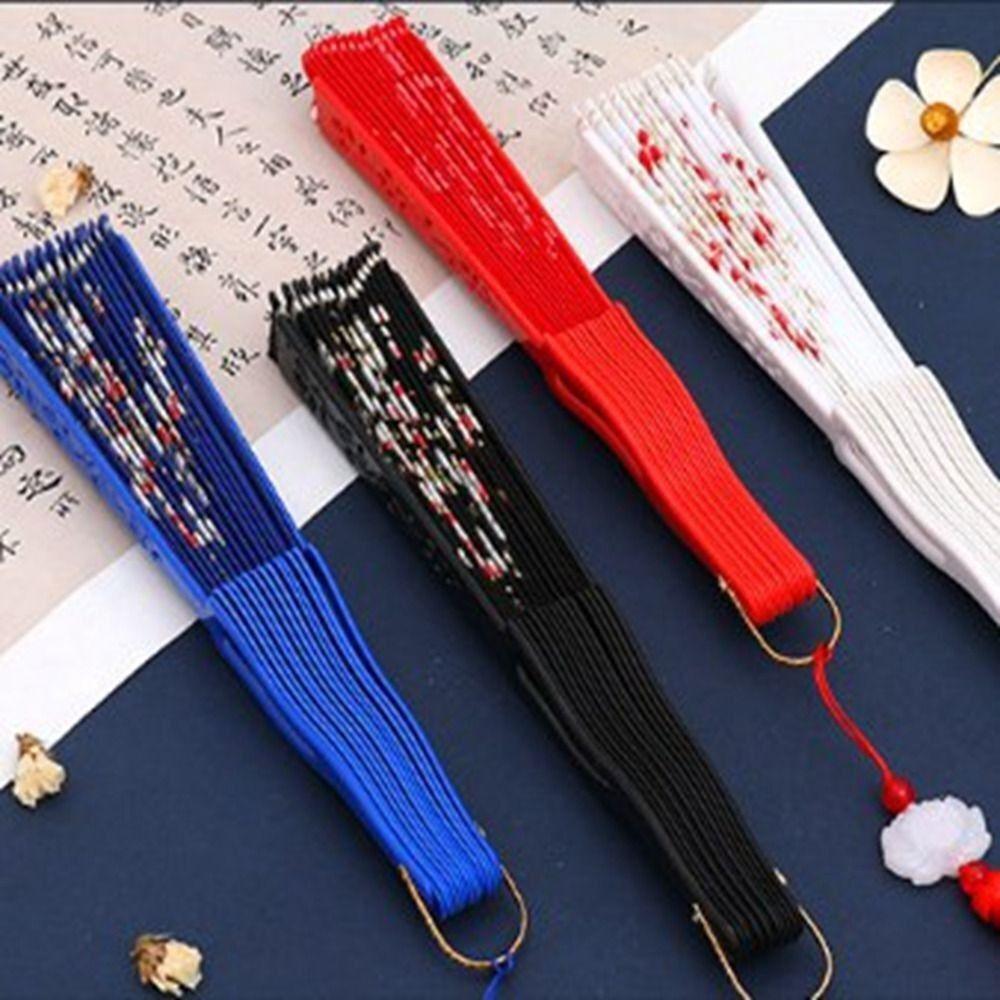

Cloth Plum Blossom Fan Chinese Style Hand Held Fan Elegent Dance Fan червоний