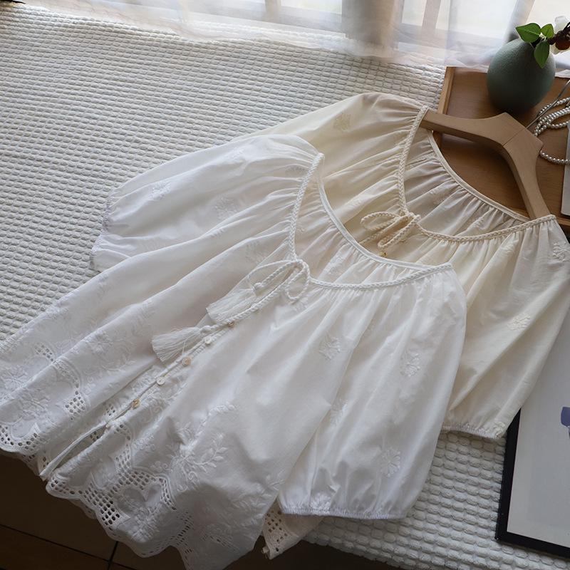 

[Bi Zheng] 2025 Summer Women s Korean V-neck Embroidered Bubble Sleeve Loose Top One Size