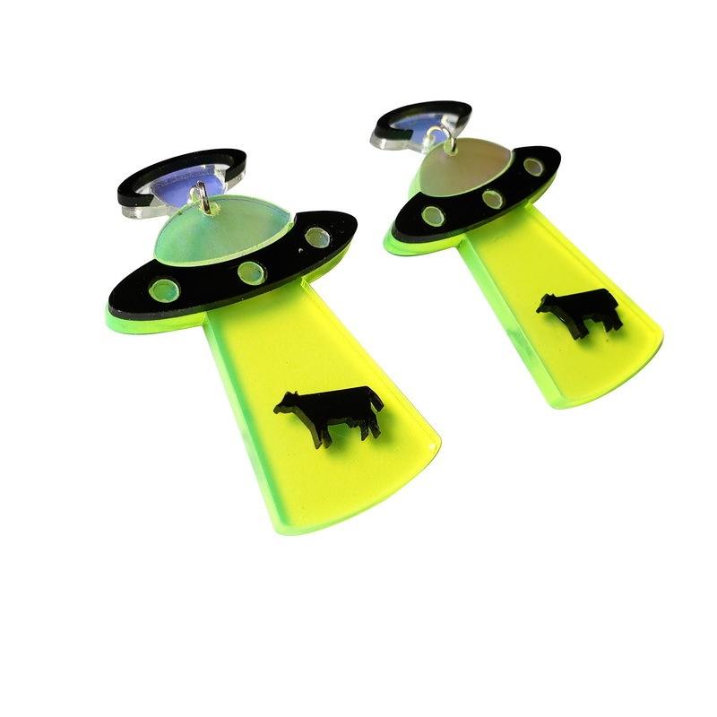 1 pereche de cercei acrilici amuzanți creativi pentru sacrificarea vitelor de OZN