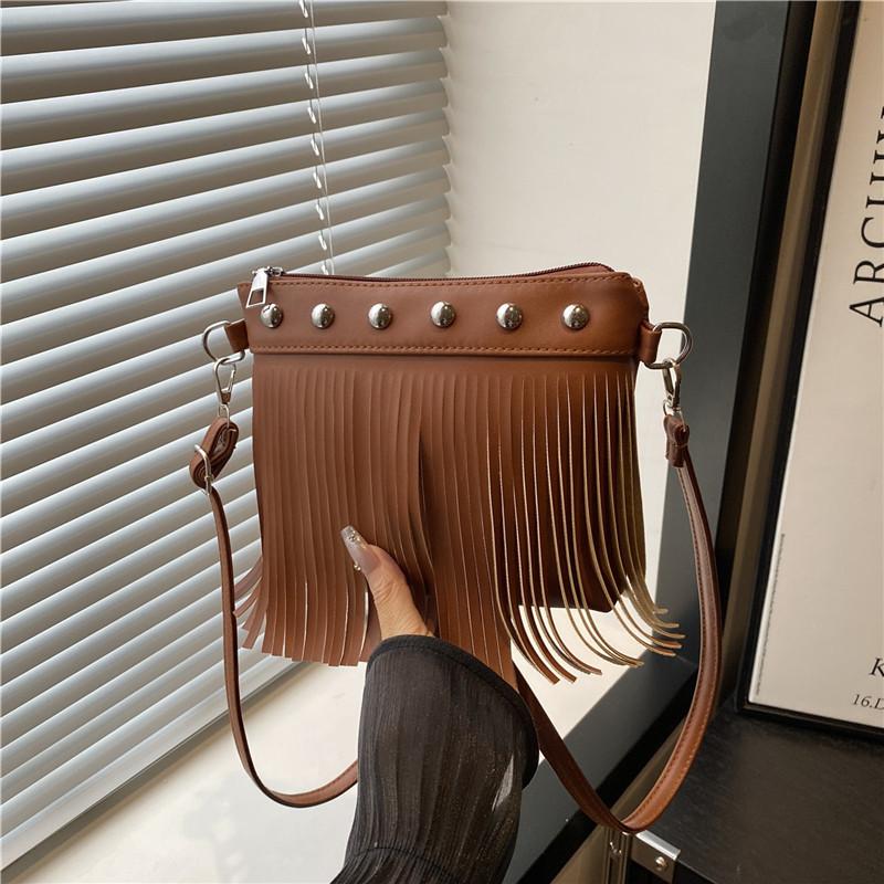 

Tassel large capacity rivet tote bag new popular shoulder messenger bag коричневий