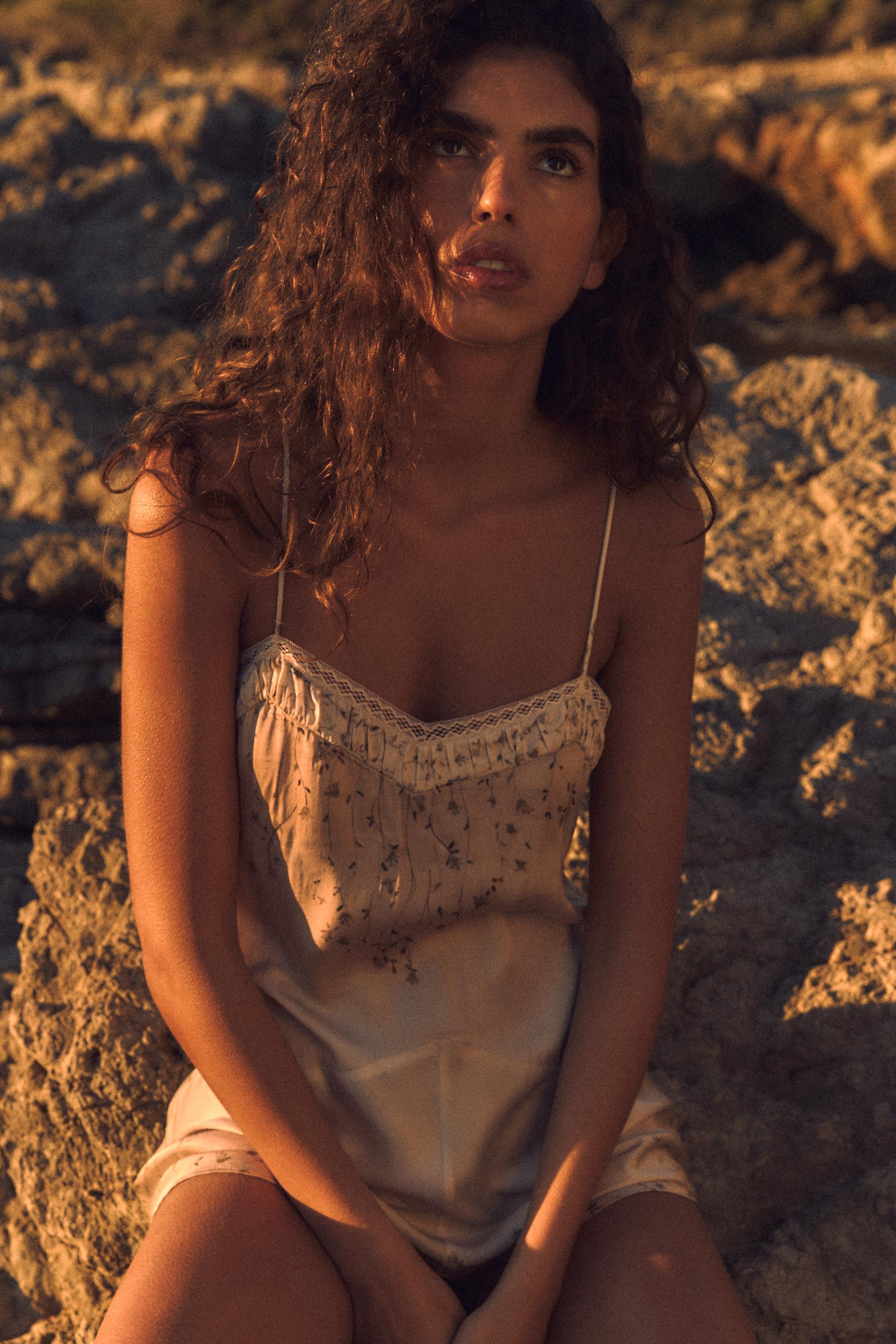 

КОМБИНЕЗОН С ЦВЕТОЧНЫМ ПРИНТОМ