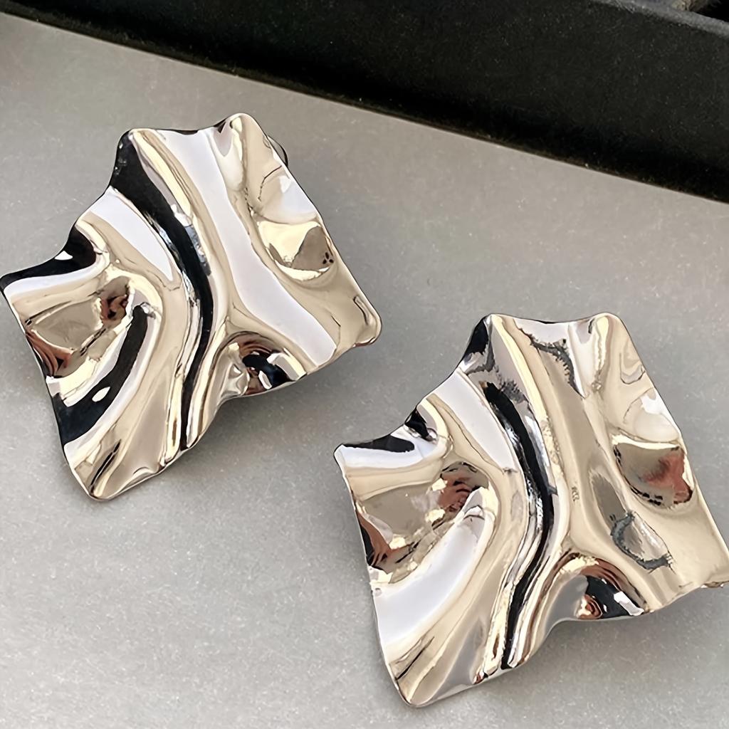 Ohrstecker aus strukturiertem Metall