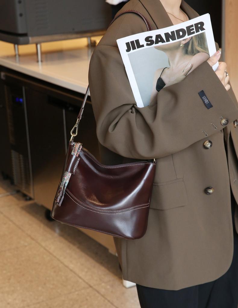 Damentasche aus pflanzlich gegerbtem erstschichtigem Rindsleder, Schulter-Damentasche, modische praktische Eimertasche mit mehreren Fächern und großem Fassungsvermögen