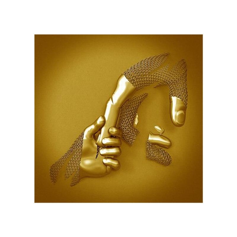 Zlatá kovová figúrka socha objíma umelecký plagát, bytová dekorácia s vysokým rozlíšením, maľba na sprej, bezrámové plátno, maľba na jadro