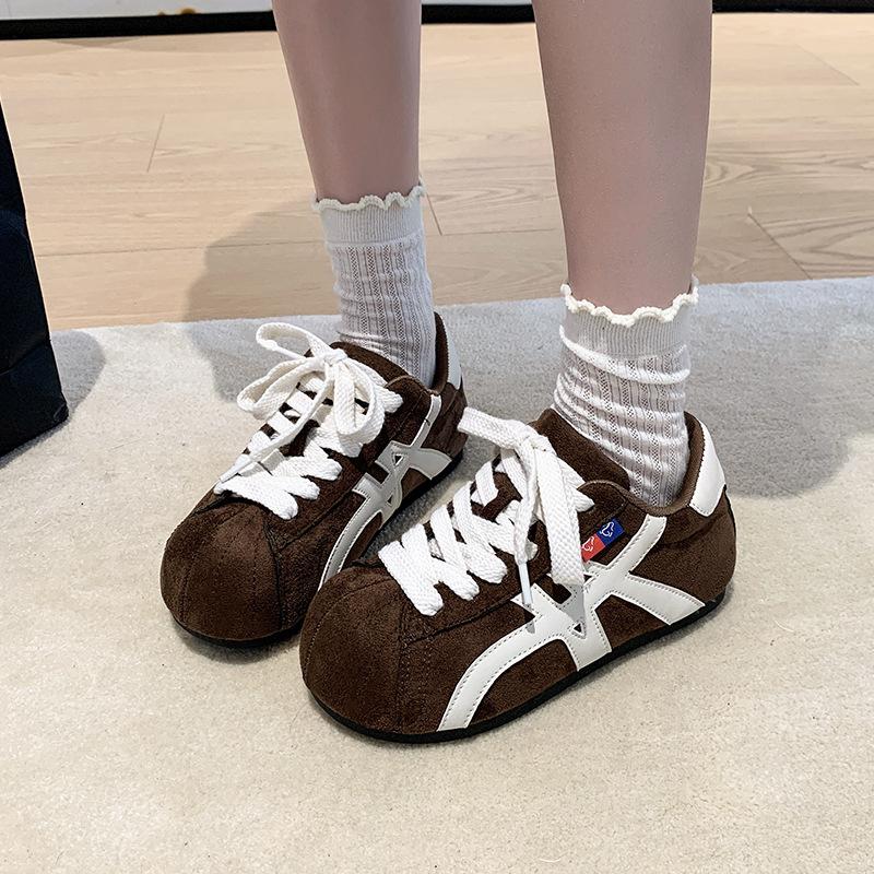 Retro Maillard color matching board shoes women's autumn new flat bottom inner height increase leisure sports