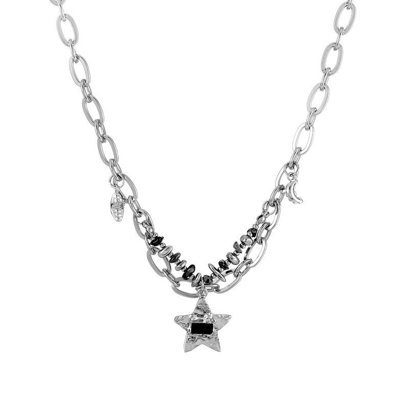 Niche Star Pendant Necklace for Girls: Elegant Clavicle Chain with a High-End, Luxurious Design