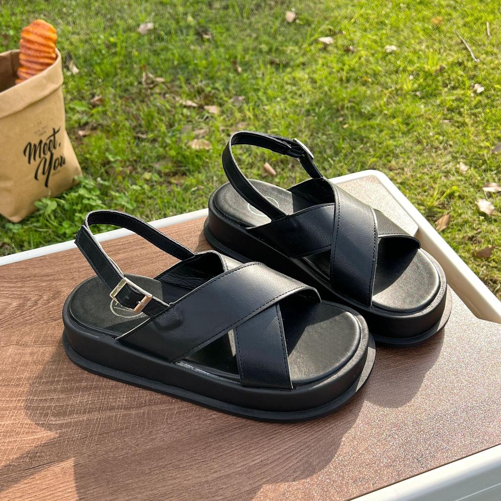 Thick-soled casual one-word buckle sandals women's summer 2025 new fashion Internet celebrity viral trends Roman shoes