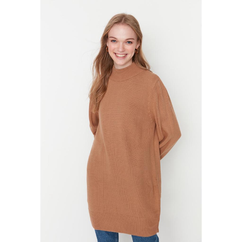 Kamelfarbener Strickpullover mit halbem Rollkragen Tctaw22kz1086