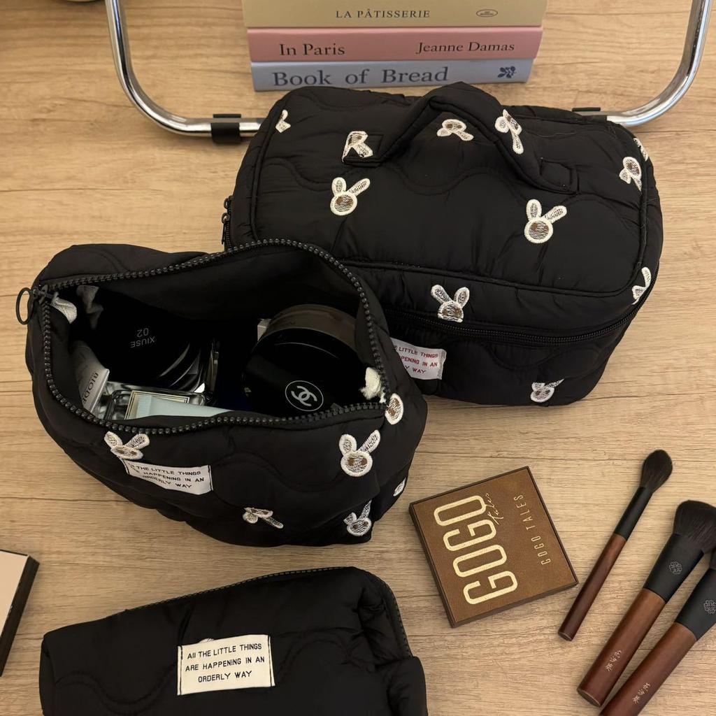 Wysokiej klasy czarna haftowana kosmetyczka z królikiem – Duża pojemność do przechowywania kosmetyków i przyborów toaletowych w podróży