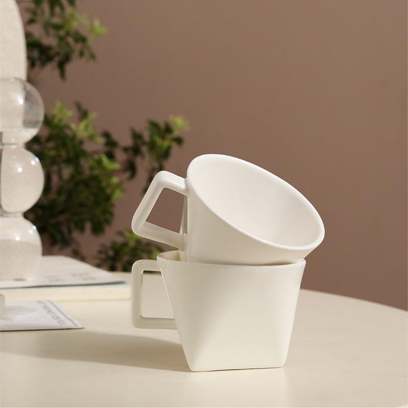 Tazza da Caffè Triangolare da 150ML Tazza Creativa in Ceramica Piccola Tazza Bianca per Espresso Tazza per Tè al Latte Tazza Unica per Bere Acqua per Casa Ufficio