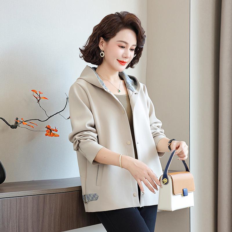 

Мамино модное весеннее пальто-тренч с капюшоном 2025 года для женщин среднего возраста 40-50 лет, идеально для весны и осени. 2XL for 110-125 jin грязно-белый