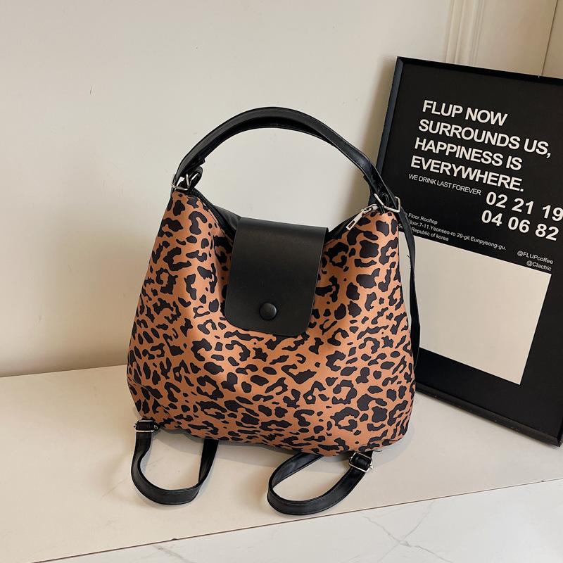 

Сумка большой вместимости 2025 новая осенне-зимняя модная сумка с леопардовым принтом, сумка через плечо, универсальная сумка-тоут для通勤, женский рюкзак для отдыха темно-коричневого