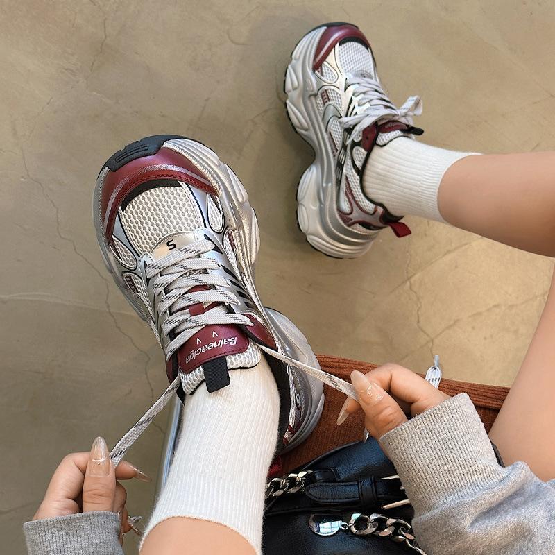 Модные женские кроссовки на шнуровке и сетке — фото 4