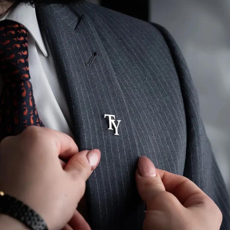 Individuelle Doppelbuchstaben-Brosche Damen Herren Edelstahl Initialen-Broschen Personalisierte Paar Hochzeitskleidung Dekoration Schmuck