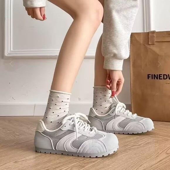 2025 New Summer Niche Moral Training Shoes Women's Round Head Casual Versatile Student Breathable Sports Flat-bottomed Mesh Board Shoes
