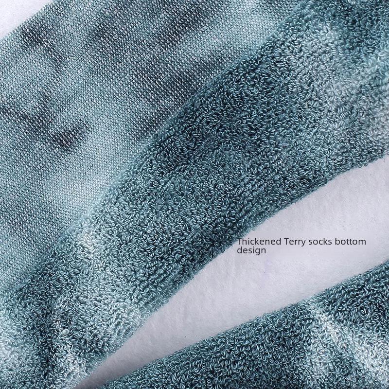 Damfärgglada batikmönstrade halkfria frottésockor i mellanhöjd av bomull för yoga och pilates