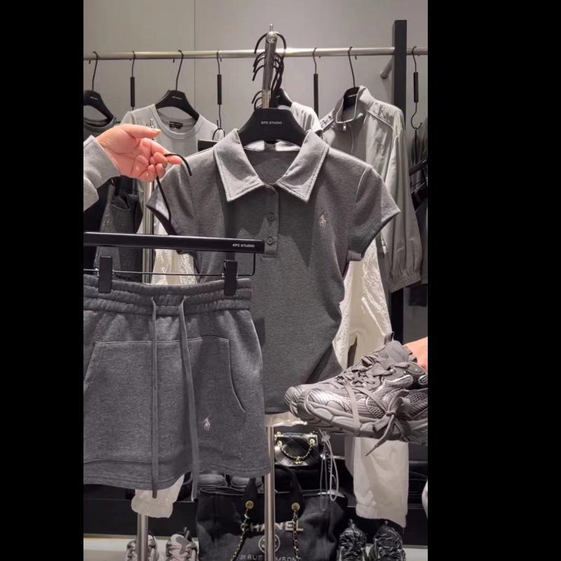 

Жіночий костюм-двійка: Контрастна сорочка поло з вишивкою поні та повсякденна спідниця на гумці XL (115-130 lbs)