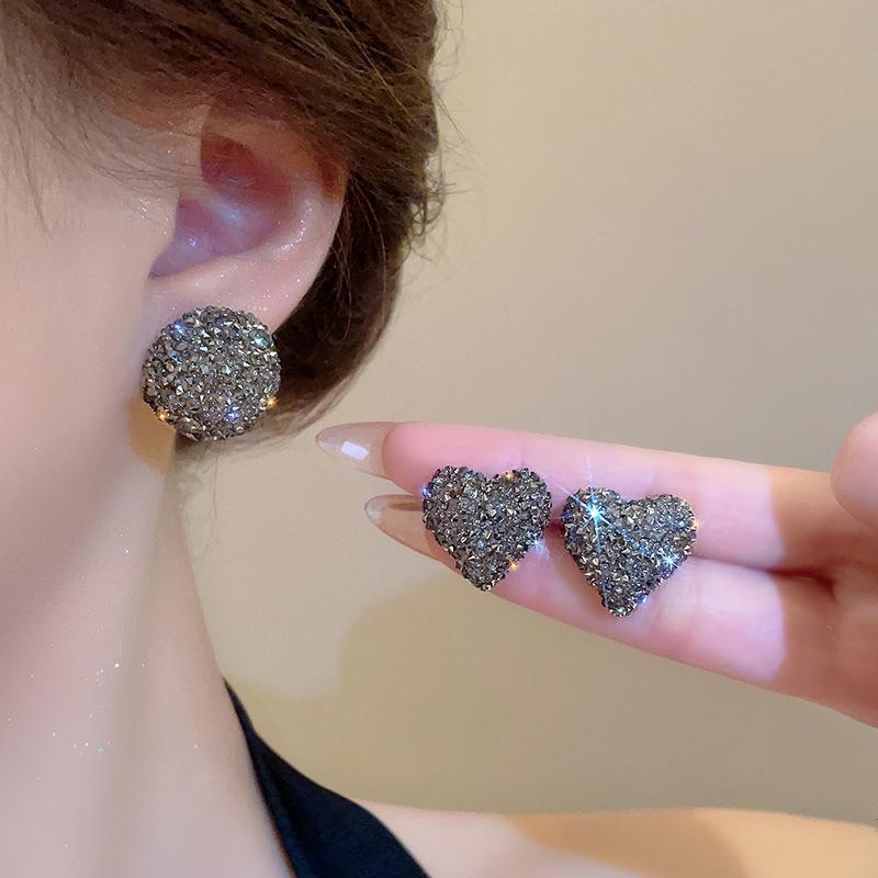 Silver Needle Diamond Love Stud Earrings New High-end Fashion Temperament Earrings Autumn and Winter Simple Design Earrings Women