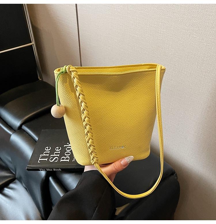 New large-capacity sense retro versatile bucket bag women's fashion shoulder work commuter messenger bag bag