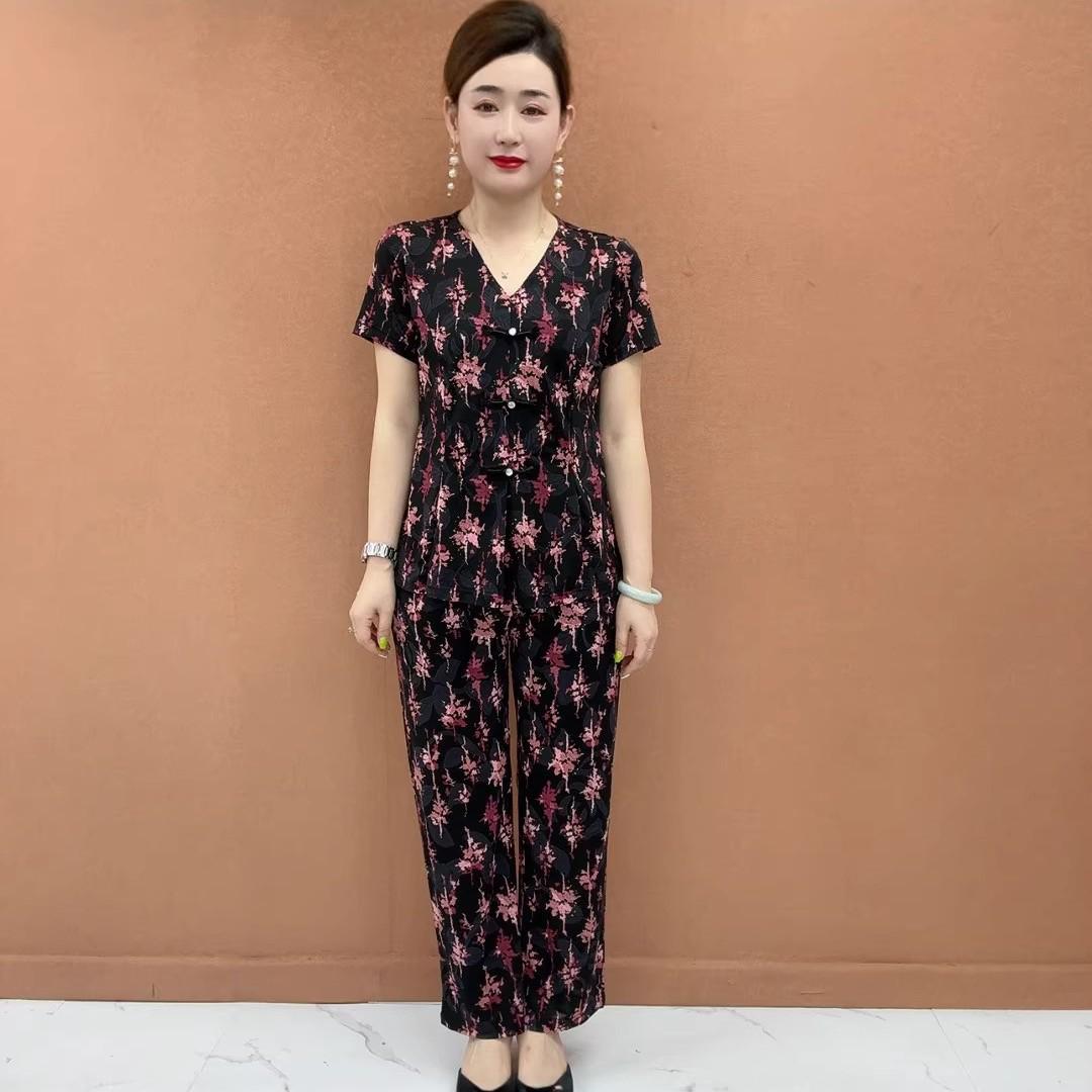 

2026 Summer Fashion Ice Silk Two-Piece Set for Middle-aged & Elderly Women - Short Sleeve, Loose, Comfortable & Cool 5XL (suggested for 145-160 kg)