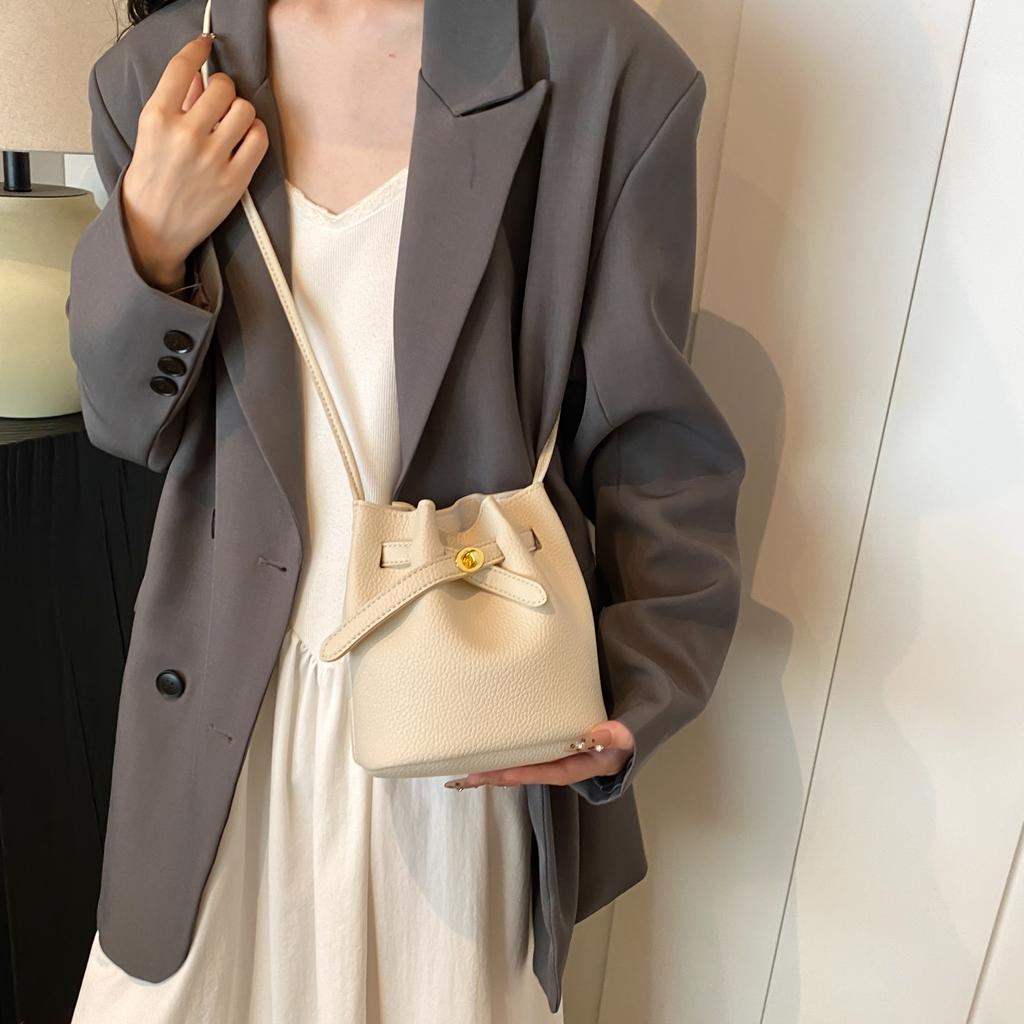 Neue modische Beuteltasche, trendige Umhängetasche mit einer Schulter, leichte und einfache Freizeittasche für Damen