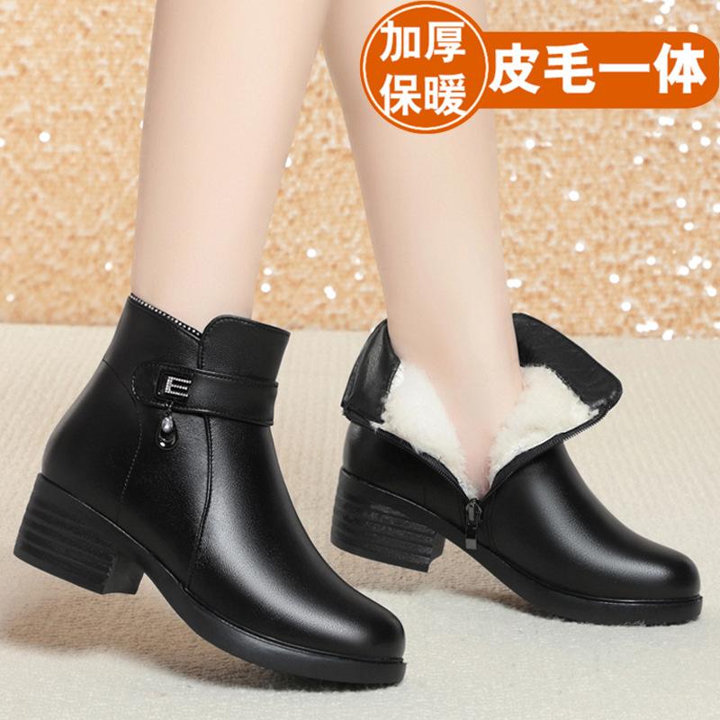 Winter Leather Mother Cotton Shoes Women's New Velvet Thick-soled Cold-proof Warm Middle Heel Wool Leather Shoes Large Size Women's Short Boots