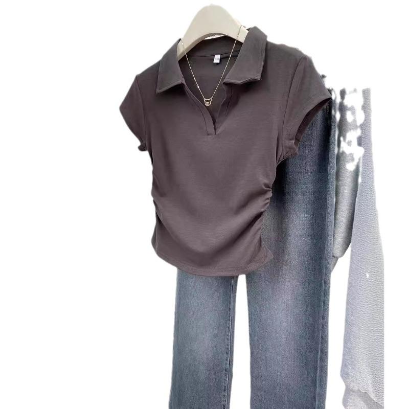 Ein kurzärmeliges Sommer-Plissee-Top mit geraffter Taille und eng anliegendem Schnitt, mit einem T-Shirt mit Vorderachsel als Basisschicht