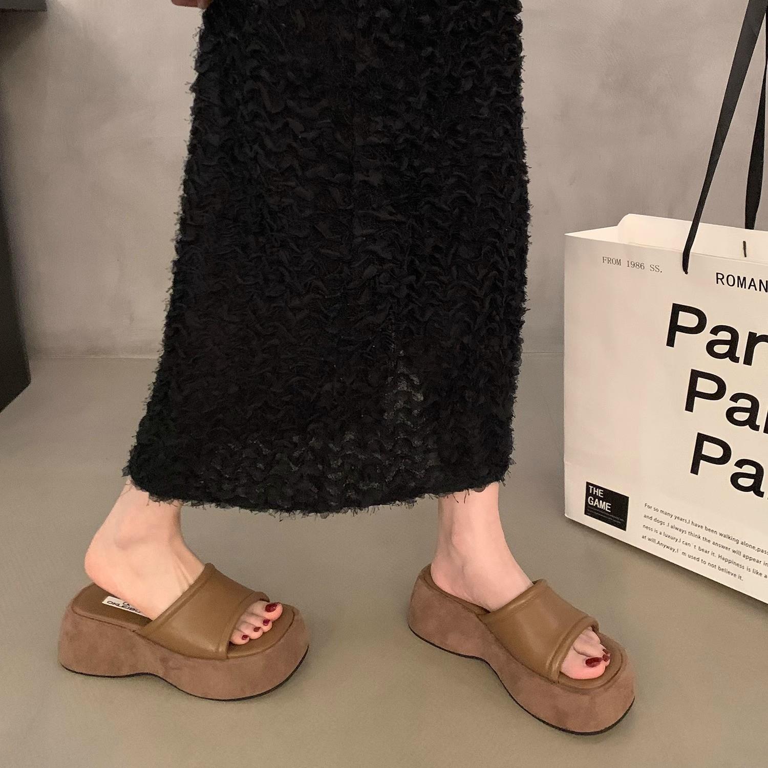 

Platform slippers women s summer outer wear women s shoes 2024 new muffin lazy one pedal sandals 39 темно-коричневого кольору