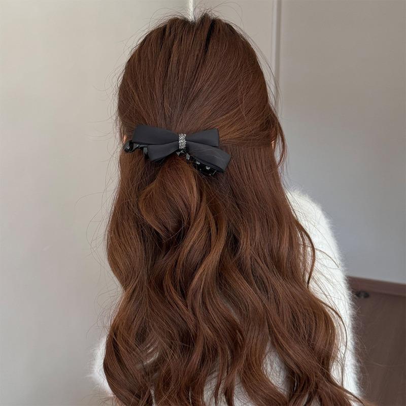Butterfly Hairpin Adds An Elegant Touch To The Back of The Head, Creating A Sophisticated Look. The Ponytail Style Is Trendy.