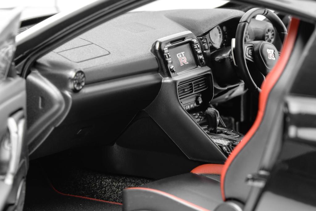 FREESTYLE MOTORHELIX Scale Nissan Track Edition Engineered By NISMO 2020 Brilliant White Pearl Finished Model M83506 1/18 GT-R (R35)