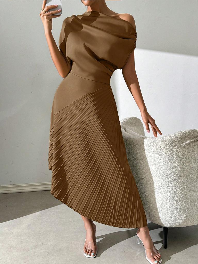 Sommar ny elegant sned axel en-ords krage plisserad höftomslutande design oregelbunden klänning dam