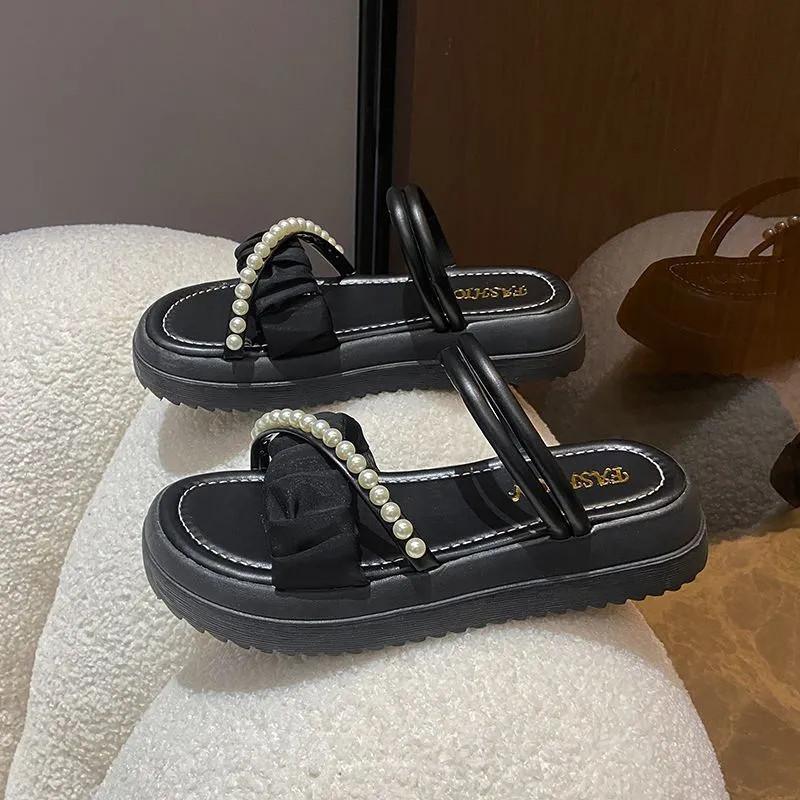Modische vielseitige Zwei-Trage-Sandalen Feenstil neue Sommerbekleidung Perle Muffin-Plateau Römische Strandschuhe
